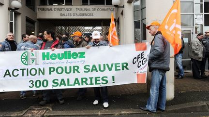 Des employ&eacute;s d'Heuliez, le 11 avril 2013 devant le tribunal de commerce de Niort (Deux-S&egrave;vres). (XAVIER LEOTY / AFP)