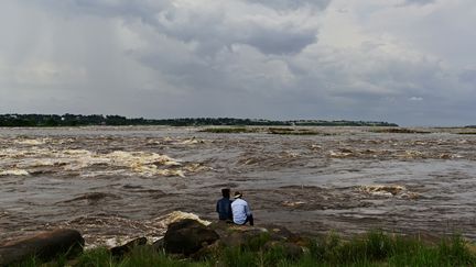 Un couple au bord du Congo près de Kinshasa en République démocratique du Congo, le 18 janvier 2019. (TONY KARUMBA / AFP)