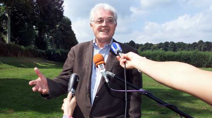 Lionel Jospin s'adresse &agrave; la presse dans les jardins de la Lanterne, &agrave; Versailles, le 27 ao&ucirc;t 2000, apr&egrave;s la lib&eacute;ration de cinq otages &agrave; Jolo, aux Philippines. (PHILIPPE DESMAZES / AFP)