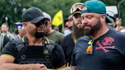 Le leader des Proud Boys, Enrique Tarrio (à gauche) et Joe Biggs (à droite), lors d'un rassemblement à Portland, dans l'Oregon (Etats-Unis), le 17 août 2019. (JOHN RUDOFF / AFP)