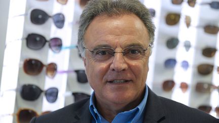 L'opticien Alain Afflelou, au si&egrave;ge du groupe &eacute;ponyme, &agrave; Paris, le 20 septembre 2012.&nbsp; (ERIC PIERMONT / AFP)