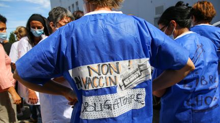 Des soignants manifestent contre l'obligation vaccinale devant un hôpital à Marseille, le 5 août 2021, quelques semaines avant l'entrée en vigueur de la mesure. (RAFAEL HENRIQUE / SOPA IMAGES / SIPA)