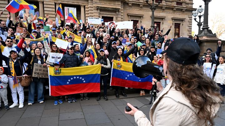 Des membres de la communauté vénézuélienne manifestent à l'appel de l'opposition à Melbourne (Australie), le 17 août 2024. (WILLIAM WEST / AFP)