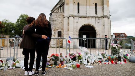 &nbsp; (Toujours beaucoup d'émotion devant l'église de Saint-Etienne-du-Rouvray © AFP/ CHARLY TRIBALLEAU)