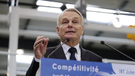 Le Premier ministre, Jean-Marc Ayrault, &agrave; l'Institut de recherche technologique Jules&nbsp;Verne,&nbsp;le 15 octobre 2012 &agrave; Bouguenais (Loire-Atlantique). (JEAN-SEBASTIEN EVRARD / AFP)