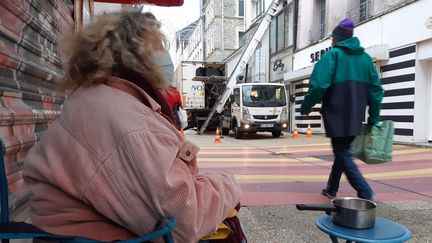 Une SDF mendie à Cherbourg (Manche), le 5 janvier 2021. (ARTHUR BLANC / RADIO FRANCE)