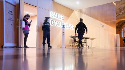 L'entrée de la salle d'audience, au palais de justice de Paris, le 9 février 2022. (DANIEL FOURAY / MAXPPP)