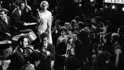 Kenny Ball (au centre à la trompette) et The Jazzmen en 1962 dans le film  "It's Trad Dad" de Richard Lester
 (Kobal / The Picture Desk)