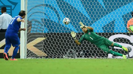 Le gardien du Costa Rica, Keylor Navas, arr&ecirc;te la frappe du Grec Theofanis&nbsp;Gekas, le 29 juin 2014, &agrave; Recife (Br&eacute;sil), en huiti&egrave;me de finale de la Coupe du monde. (RONALDO SCHEMIDT / AFP)