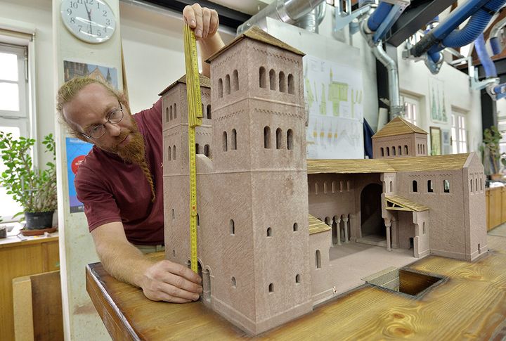 Maquette de la cathédrale de Strasbourg, dans sa forme romane en 1050
 (PATRICK HERTZOG / AFP)