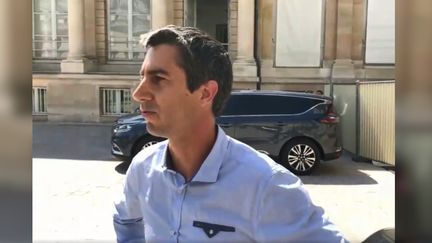 Le député Insoumis François Ruffin devant l'Assemblée nationale, à Paris, le 26 juin 2019. (FRANCOIS RUFFIN / TWITTER)