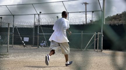 Un prisonnier dans une cour de promenade de la prison am&eacute;ricaine de Guantanamo, le 27 avril 2009, &agrave; Cuba. (MICHELLE SHEPHARD / AFP)