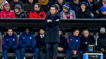 Unai Emery debout devant le banc du PSG et son staff