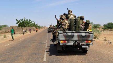 Des troupes maliennes &agrave; l'entr&eacute;e de la ville d'Ansongo (Mali), le 29 janvier 2013. (SIA KAMBOU / AFP)