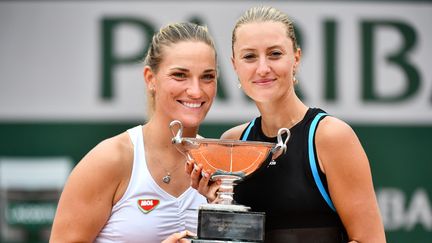 La Hongroise Timea Babos et la Française Kristina Mladenovic après leur sacre en double dames à Roland-Garros, dimanche 9 juin 2019. (MARTIN BUREAU / AFP)