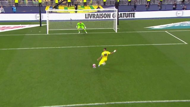 After a very lackluster first half, the final of the Coupe de France is finally underway!  In the continuity of the kick-off of the second period, Quentin Merlin sees his cross blocked by the arm of Hicham Boudaoui.  Mrs. Frappart whistles penalty: Ludovic Blas transforms!  FC Nantes leads 1-0.