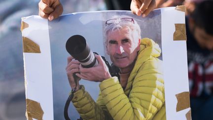 Une photo du guide fran&ccedil;ais Herv&eacute; Gourdel brandie&nbsp;lors d'une manifestation de soutien aux forces kurdes, &agrave; Marseille (Bouches-du-Rh&ocirc;ne), le 2 octobre 2014. (BERTRAND LANGLOIS / AFP)