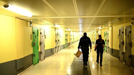 Des surveillants dans le centre pénitentiaire de Fleury-Mérogis (Essonne), le 31 mars 2022.&nbsp; (CHRISTOPHE ARCHAMBAULT / AFP)