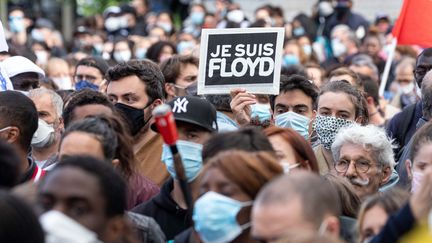 Des manifestants sont rassemblés place de la République, à Paris, le 9 juin 2020, en hommage à George Floyd, mort lors d'une interpellation à Minneapolis (Etats-Unis). (MAXPPP)