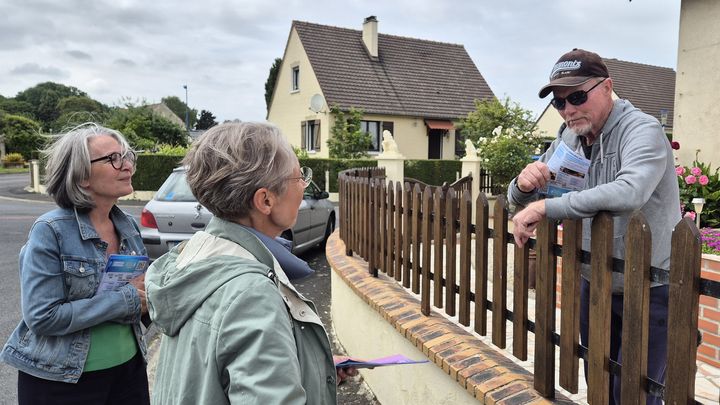 Elisabeth Borne lors d'un porte-à-porte dans un quartier de Grentheville (Calvados), le 18 juin 2024. (FABIEN MAGNENOU / FRANCEINFO)