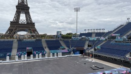 Le stade Tour Eiffel est en plein réaménagement, dimanche 18 août 2024. D'ici 10 jours, le site qui a accueilli les épreuves de beach-volley des Jeux olympiques abritera celles de cécifoot lors des Jeux paralympiques de Paris 2024. (Clément Mariotti Pons)