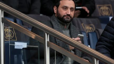 Cyril Hanouna assiste au Parc des Princes, à Paris, à la 22e journée de Ligue 1 PSG-Angers, le 23 janvier 2016. (FREDERIC DUGIT / MAXPPP)