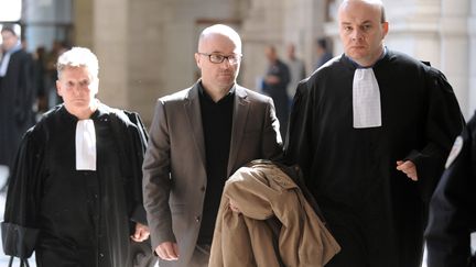 Franck Lasserre arrive &agrave; la cour d'appel de Pau (Pyr&eacute;n&eacute;es Atlantiques) avec ses avocats, le 11 mars 2014. (GAIZKA IROZ / AFP)