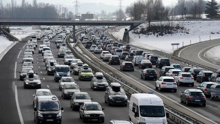 Embouteillages en direction d'Albertville (Savoie), le 16 f&eacute;vrier 2013. (JEAN-PIERRE CLATOT / AFP)