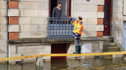 Un habitant de Saintes (Charente-Maritime) discute avec un élu, le 4 février 2021. (JULIEN FLEURY / RADIOFRANCE)