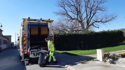 Un éboueur collecte les déchets ménagers en Haute-Marne.&nbsp; (RÉMI BRANCATO / RADIO FRANCE)