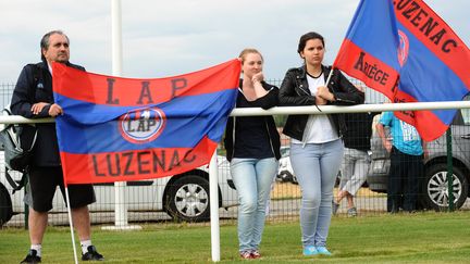 Des supporters de Luzenac au bord du terrain lors d'un match amical contre Toulouse, le 12 juillet 2014&nbsp;au stade Maz&egrave;re de Luzenac (Ari&egrave;ge). (REMY GABALDA / AFP)