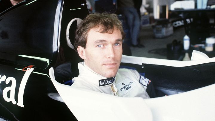 Le pilote français de Formule 1 Philippe Streiff patiente dans sa monoplace avant de prendre part à des essais sur la piste Paul-Ricard au Castellet, le 26 mars 1987. (GERARD FOUET / AFP)