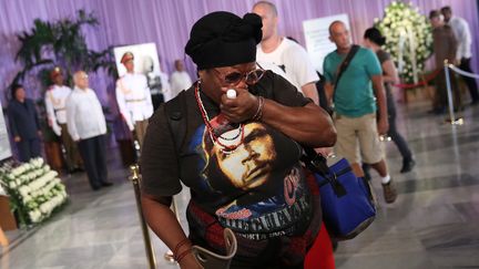 Une femme sèche ses larmes au mémorial José Marti place de la Révolution dans la capitale cubaine, lundi 28 novembre 2016. (EDGARD GARRIDO / REUTERS)