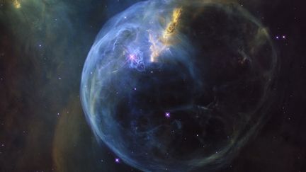 La gigantesque nébuleuse de la Bulle, située dans la constellation de Cassiopée.&nbsp;Cette photo a été utilisée pour célébrer le 24e anniversaire de Hubble, et a été diffusée le 21 avril 2016. (ESA / NASA / HUBBLE HERITAGE TEAM / AFP)