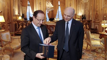 Didier Migaud (&agrave; droite) a remis &agrave; Fran&ccedil;ois Hollande le rapport public 2013 de la Cour des comptes, &agrave; l'Elys&eacute;e (Paris), lundi 11 f&eacute;vrier. (JACQUES DEMARTHON / AFP)