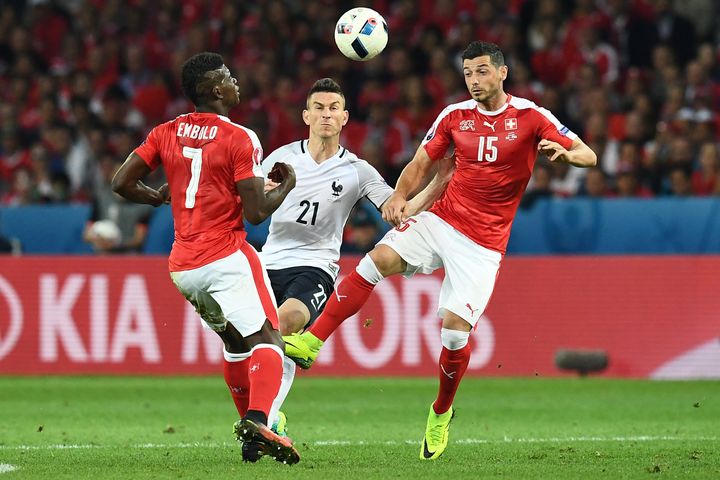 Laurent Koscielny à la lutte entre les Suisses Breel Embolo et Blerim Dzemaili, le 19 juin 2016 à Lille (Nord). (FRANCK FIFE / AFP)