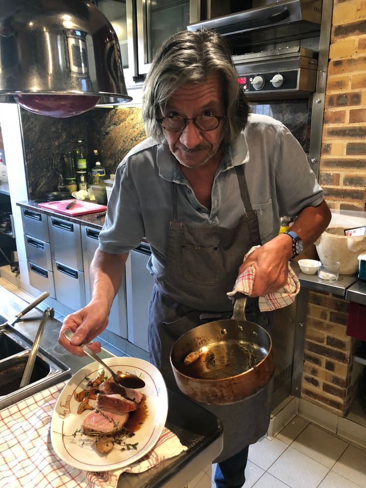 Francis Teyssandier dans sa cuisine. (RF / BERNARD THOMASSON)