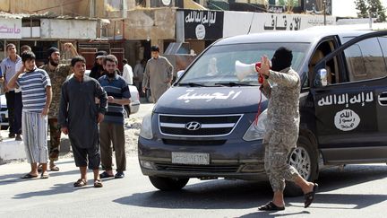 Un militant du groupe Etat islamique s'adresse aux habitants de Raqqa (Syrie), le 24 ao&ucirc;t 2014. (REUTERS)