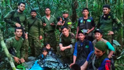 C’est le miracle des dernières 24 heures. Quatre enfants, âgés d'un an à 13 ans, survivants d’un crash aérien, ont été retrouvés vivants vendredi 9 juin, après avoir erré au cœur de la forêt amazonienne, en Colombie. (France 2)