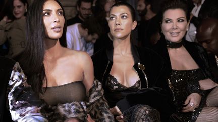 Kim Kardashian (G) assiste à un défilé de mode,&nbsp;le 29 septembre 2016 à Paris. (ALAIN JOCARD / AFP)