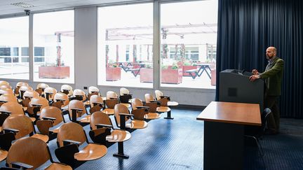 Un professeur enregistre un cours dans une classe vide, le 5 mars 2020 à l'université de Milan-Bicocca (Italie). (PIERO CRUCIATTI / AFP)