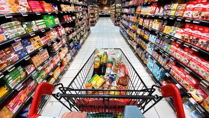 Un chariot d'alimentation dans un supermarché. (LIONEL VADAM  / MAXPPP)