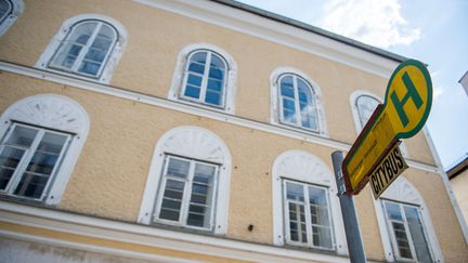 La maison natale d'Adolf Hitler, à Braunau-am-Inn, en Autriche.&nbsp; (LINO MIRGELER / DPA)