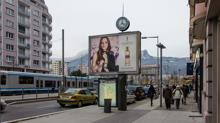 Les panneaux publicitaires install&eacute;s dans l'espace public, comme celui-ci, vont &ecirc;tre d&eacute;mont&eacute;s d'ici &agrave; mai 2015. (THOMAS BAIETTO / FRANCETV INFO)