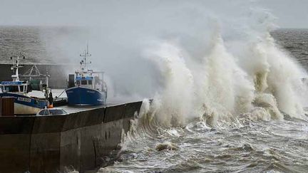 &nbsp; (De fortes vagues sont attendues demain mercredi sur trois départements de la façade Ouest © MaxPPP)