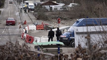 Des gendarmes mènent une opération, à Moirans (Isère), lundi 18 janvier 2016. (PHILIPPE DESMAZES / AFP)