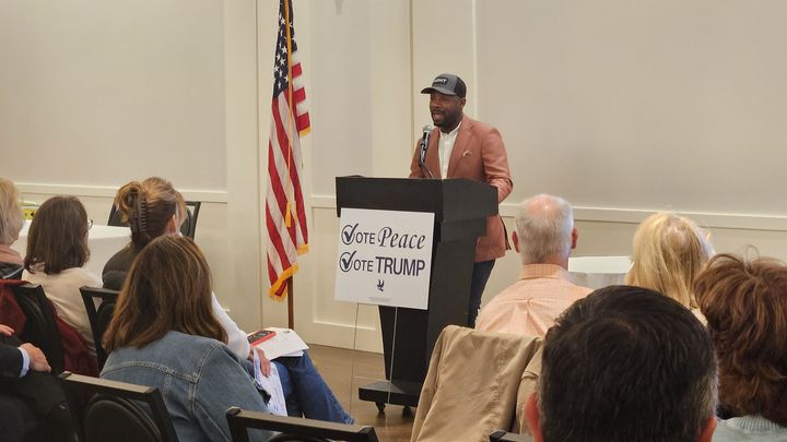 Martell Bivings, candidat républicain au Congrès pour le 13e district du Michigan, lors d'une conférence à Detroit le 16 octobre 2024. (SARAH CALAMAND / RADIO FRANCE)