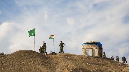 Des Peshmergas kurdes sur la ligne de front en Irak face aux jihadistes de l'Etat islamique, le 23 octobre 2014. (LAFFORGUE ERIC / HEMIS.FR / AFP)