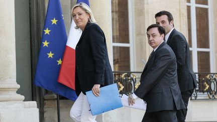 Jean-François Jalkh arrive avec Marine Le Pen et Florian Philippot à l'Elysée, à Paris, le 15 mai 2014, pour une consultation sur la réforme territoriale. (CHRISTOPHE MORIN / MAXPPP)