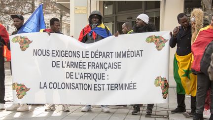 Manifestation contre la présence de l'armée française en Afrique en marge du sommet du G5-Sahel, le 13 janvier 2020 à Pau, dans le Sud de la France. (AMAURY BLIN / HANS LUCAS)